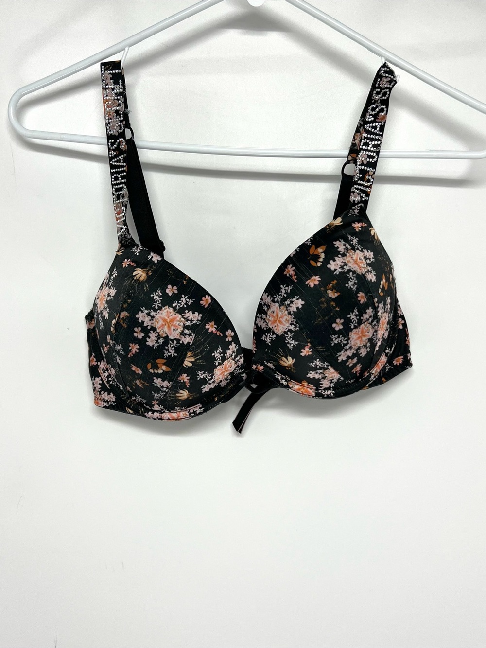 Victoria’s Secret plunge bombshell bra 34C